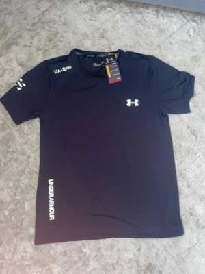 Under armour Tshirt - Helt ny under armour Tshirt. Säljer pga jag köpte fel storlek.
