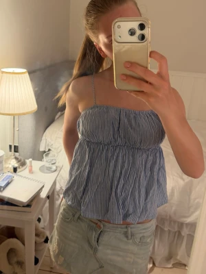 Blåvit randig linnetopp med tunna band - Säljer denna söta  blå och vit randiga topp! Köptes på hm förra året och aldrig använd! Priset är diskuterat! Passar mig som är S men stör XS!💝