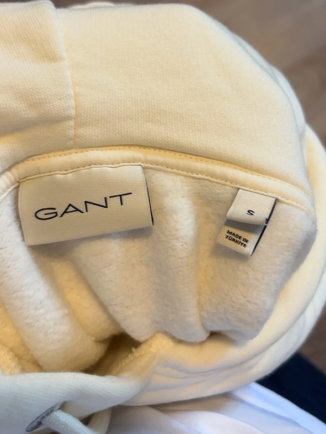 Vit hoodie från GANT med tryck - 3