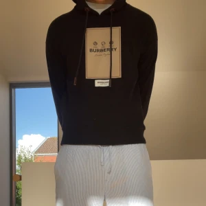 Burberry Hoodie !! helt ny !! - Säljer en sjukt fet burberry hoodie i strl S. Hoodien har alla lappar på kvar även med taggs kvar från butiken med prislapp. Hör gärna av er vid frågor eller funderingar!!   den är INTE ÄKTA!!