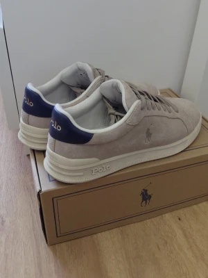 Beige sneakers från Polo Ralph Lauren  - Köpte skor på zalando för några månader sen så dem är äkta men de passa inte mig och kan inte lämna tillbaks den längre. Har använt de 2 gånger men annars är de helt nya.