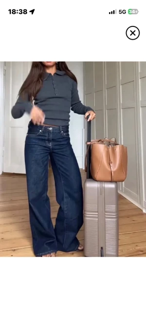Mörkblå wide leg jeans från Perfect Jeans - Säljer ett par mörkblå jeans från Perfect Jeans med wide leg passform och hög midja. Klassisk femficksmodell i kraftigt denimtyg med snygga kontrastsömmar. Perfekta för en avslappnad och trendig look.