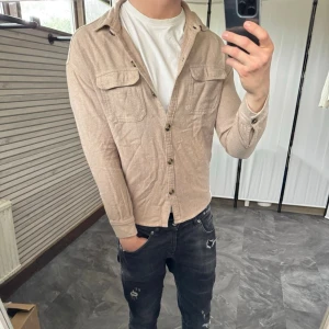 Hollister overshirt - Mycket fint skick, endast lite skrynklig. Nypris ca 1000kr. Passar dig som är 165-175cm ungefär. Modellen är 185 cm, 75 kg och den är alldeles för liten. Skriv för mer information!🤝