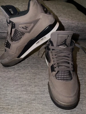 Air Jordan 4 Retro SE Craft "Cave Stone" – EU 42.5 - Säljer ett par Air Jordan 4 Retro SE Craft "Cave Stone" i storlek 42,5. Mycket sparsamt använda och i fint skick. Originalbox saknas, och detta speglas i priset. Hör gärna av dig vid frågor eller om du vill ha fler bilder.