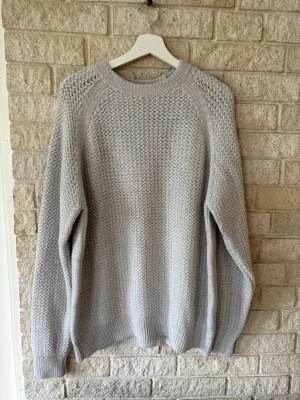 Dior Kaschmir tröja - Kaschmir tröja från Dior i mycket fint skick.  Dior CD Icon Knit Sweater / Cashmere Cotton Sweater  Storlek M men passar en L  64% kaschmir 35% bomull 1% Viskos