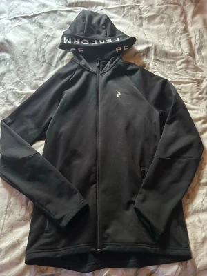 Svart hoodie Peak Performance S - Svart tröja från peak performance Storlek S köpt förra året använder ej längre bra skick💪