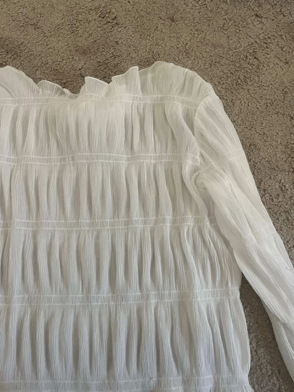 Vit plisserad blus med volang - 1