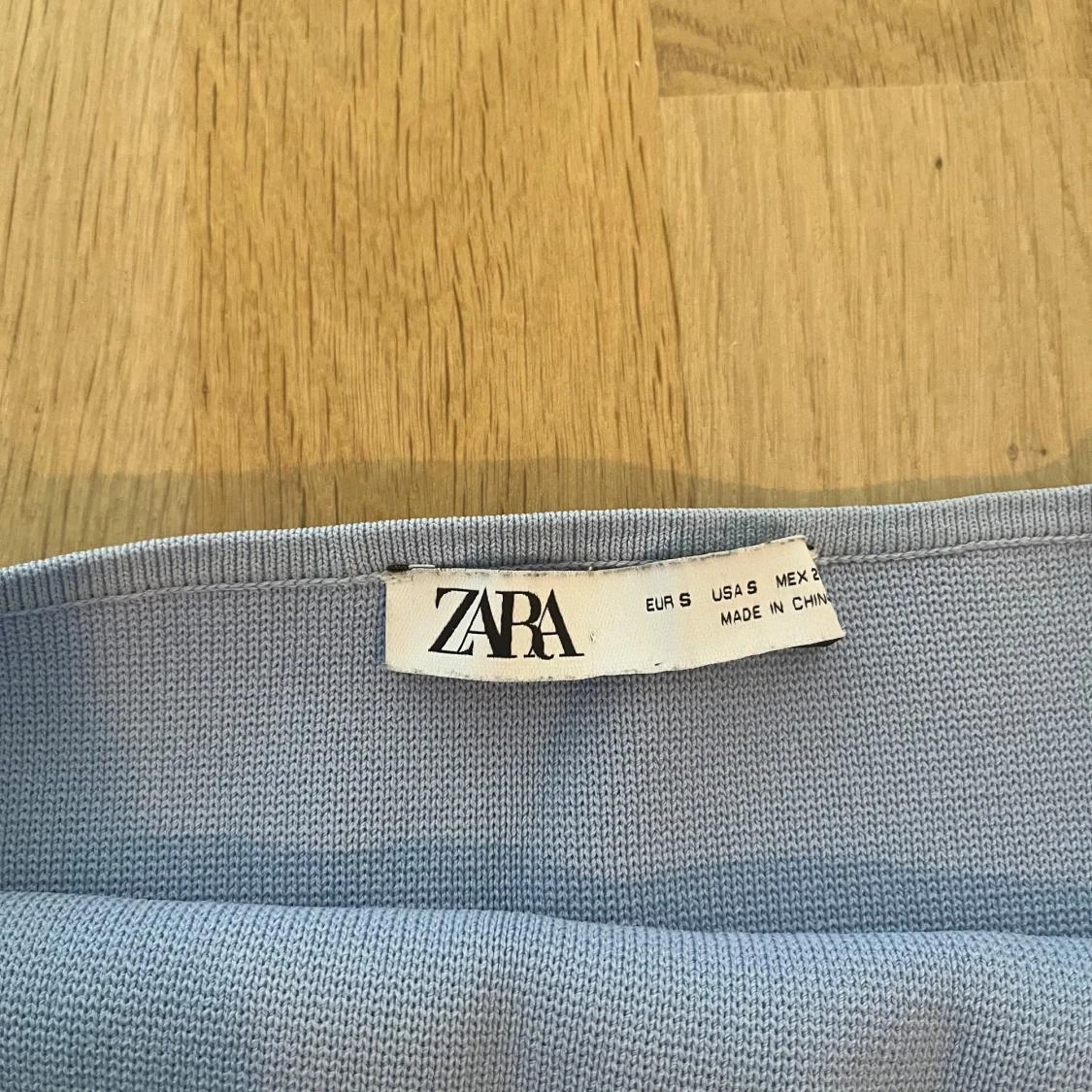 Ljusblå axelbandslös klänning från Zara - 1