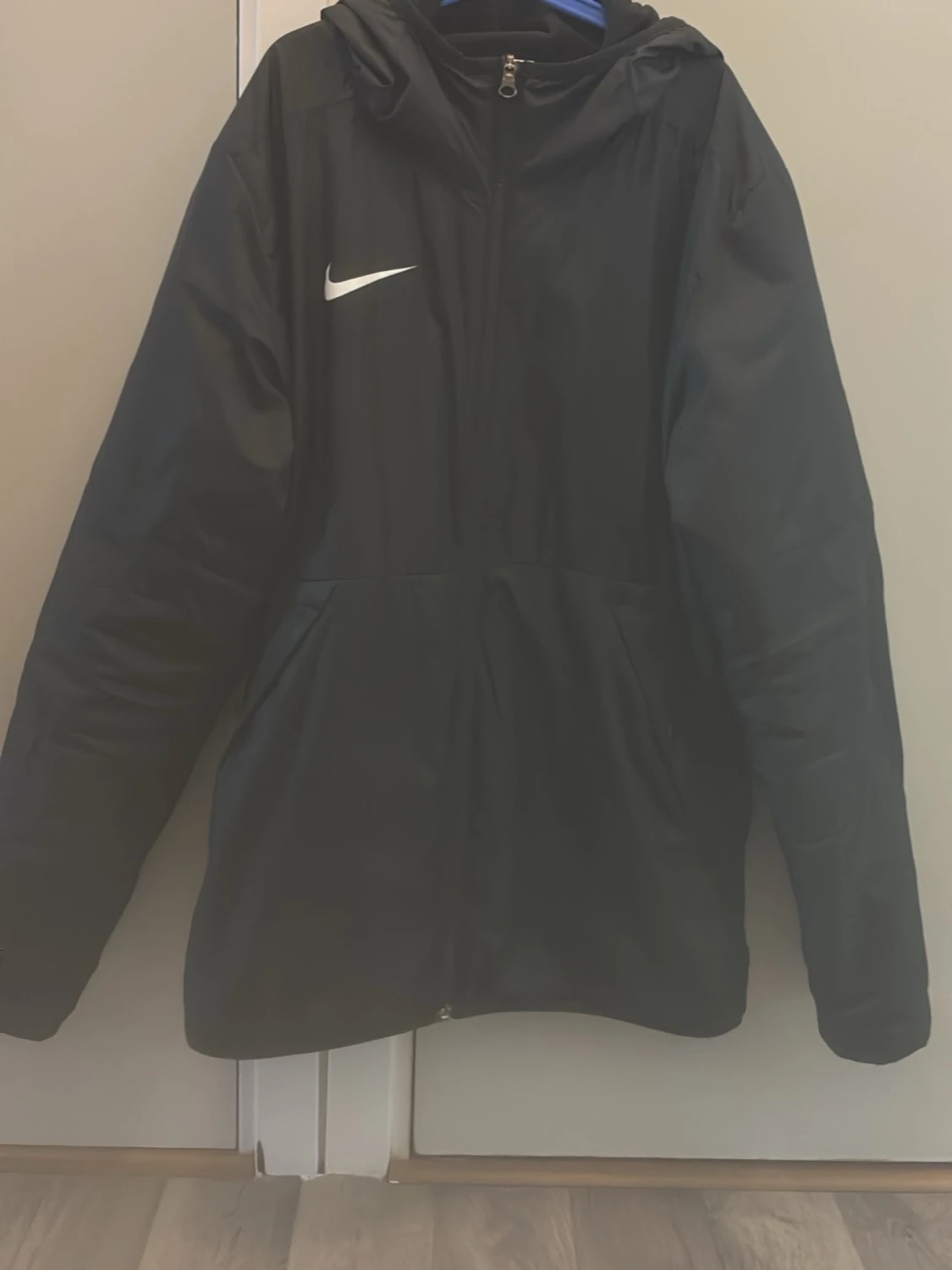 Svart vindjacka från Nike med huva