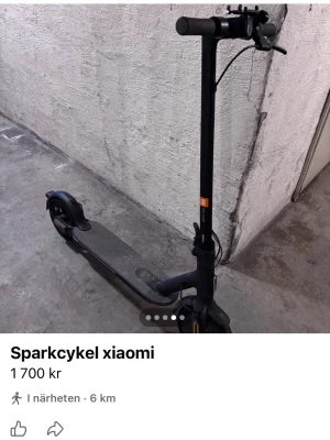 Svart elscooter från Xiaomi - Elektrisk sparkcykel från Xiaomi i svart med digital display på styret och röda detaljer vid bromskabeln. Scootern har bred fotplatta, robust ram och handtag med bra grepp. Perfekt för smidig transport i stan.