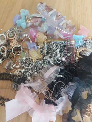 🖤🌙 Mystery Box – All Black Edition 🌙🖤 - För dig som älskar en stilren, edgy och tidlös svart look ✨ ⚫ Innehåller:                                                                       • 2 chockers • 1 halsband • 2 par örhängen Allt är noggrant utvalt i ett helsvart tema för en cool och elegant stil 🖤 Perfekt att matcha till både vardag och fest. 💰 Pris: 50 kr 📦 Skickas väl förpackat. 🖤 Först till kvarn!