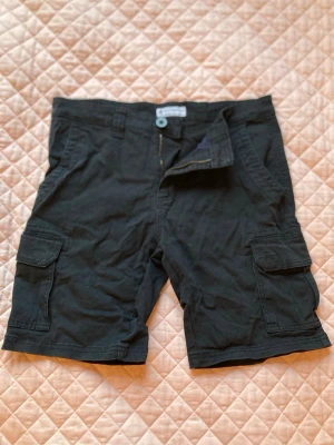 Svarta shorts  - Svarta shorts i M från Hangten