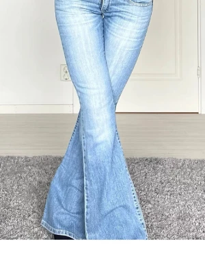 Lågmidjade jeans - Midjemått 37. Bilder från förra säljaren. Pris går att diskutera