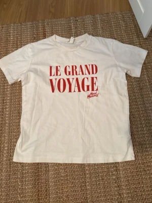 Vit t-shirt Le Grand Voyage H&M - Vit t-shirt med coolt tryck❣️