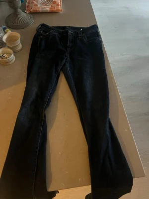 Mörkblå bootcut jeans från true religion  - Snygga mörkblå bootcut jeans.