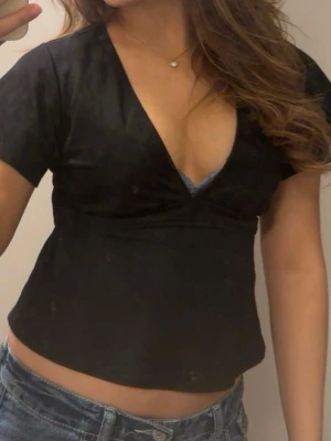 topp med band som går att knyta  - Den går att knyta där bak så man får en snatched look ☺️ 