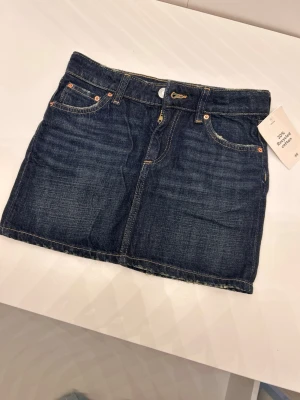 Jeanskjol från HM - Söt jeanskjol från H&M i storlek 146! Aldrig använd, helt ny med prislapp❣️