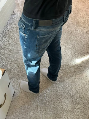 Replay jeans  - Replay Jeans | skick 9/10 | Storleken står inte, men sitter som 33/32| A- 45 B- 102 | Pris - 499kr | Modellen är ca 180cm lång | Hör av dig vid minsta fråga eller fundering!!