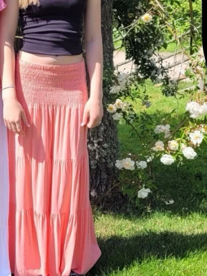 Korallrosa långkjol  - Säljer en koralrosa långkjol som köptes i en sommarbutik i Båstad som inte finns längre 💕🌸 super duper fin men tyvärr för kort för mig så behöver därför sälja ! Nypris 500🌸