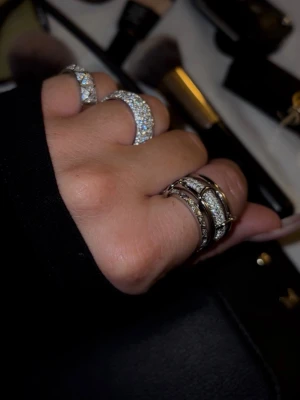 Äkta silver ringar med stenar - Säljer mina smycken från mitt smyckesföretag som gick i konkurs :(   Alla smycken är äkta silver. Finns typ 30st av alla tre modeller. 600kr styck.   Finns dock bara en storlek kvar 17.5mm i diameter. (tips är att klippa en pappers bit och mäta den för o se om ringen kommer passa.   Har haft mina i ett år nu och dem ser ut som nya bara en sten som trillat av, men det är tyvärr sånt man får räkna med.   Skriv om ni har frågor.  #stockholmstil #nk #studs  lakrits-studio.com
