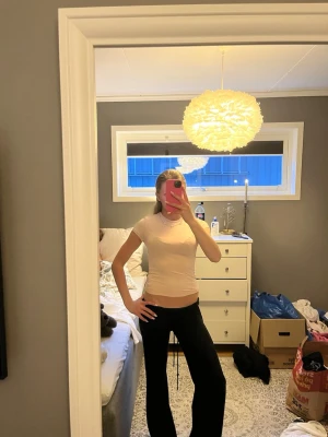 Rosa tajt T-shirt från hm - Säljer en rosa tajt T-shirt dåren hm, använd fåtal gånger💕