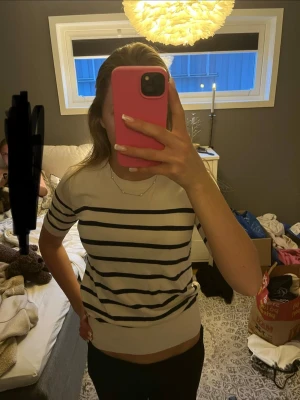 Randig kortärmad topp i bomull - Stickad T-shirt från Zara💕