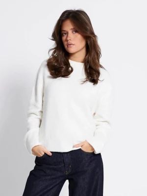 Vit stickad tröja från Vero Moda - Klassisk vit stickad tröja från Vero Moda med rund halsringning och långa ärmar. Tröjan har en mjuk och enkel design som passar perfekt till jeans eller kjol. Materialet är mjukt och bekvämt, perfekt för kyligare dagar. Aldrig använd 