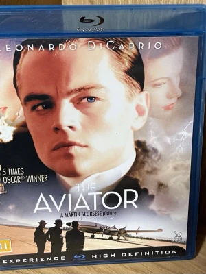 Blu-ray The Aviator film - Säljer Blu-ray-utgåva av filmen The Aviator, regisserad av Martin Scorsese. Omslaget är blått och filmen är på svenska, danska, norska och finska. Dramaklassiker om Howard Hughes med flygplan och 1900-talsmiljö. Perfekt för filmälskare och samlare.