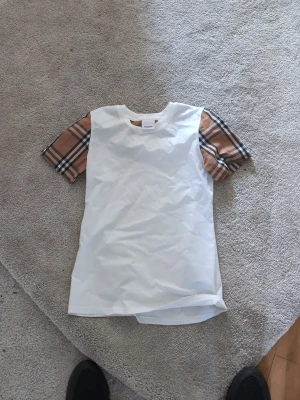 Vit Burberry t shirt - Har aldrig använt eftersom den var för liten på mig..   Storleken är S men sitter lite tight.