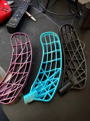 Innebandyblad i olika färger - Tre innebandyblad i plast, färgerna lila, turkos och svart. Bladen har ett öppet rutnät och är böjda för bättre bollkontroll. Perfekt för dig som vill byta blad på din klubba och testa olika spelstilar. Ni får med alla tre blad så ni vet