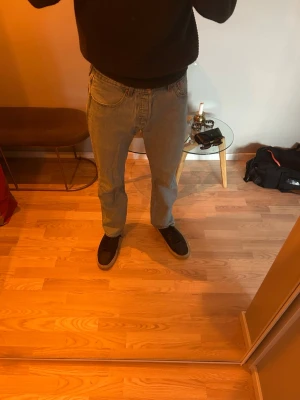 Ljusblå raka jeans från Levi's W31L30 - Säljer ett par klassiska ljusblå jeans från Levi's med rak passform och fem fickor. Jeansen har knappgylf. Perfekta för dig som gillar en tidlös stil.