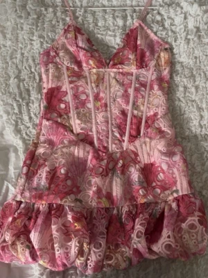 Sommarklänning  - Sommarklänning från Pretty Little Thing ny med prislapp, perfekt för sommaren! 