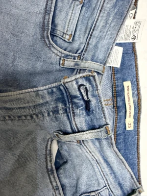 Levi's 720 High Rise Super Skinny jeans - Ljusa blå jeans från Levi's, modell 720 High Rise Super Skinny. Hög midja och supertight passform hela vägen ner. Klassisk femficksdesign och bälteshällor. Tillverkade i stretchig denim för extra komfort.