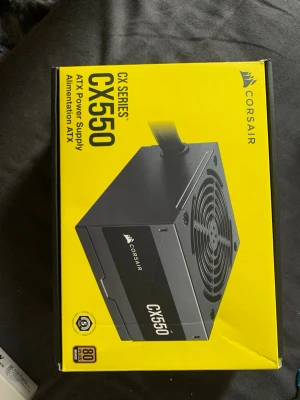 Corsair CX550 nätaggregat ATX - Säljer ett svart Corsair CX550 nätaggregat från CX Series, ATX-format med 550W effekt. Kommer med kablar och strömkabel, allt i originalförpackning. Perfekt för gamingdator eller uppgradering av PC. Robust metallkonstruktion och tyst fläkt.