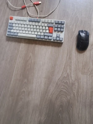 Xtrfy tangentbord och gamingmus - Säljer ett Xtrfy tangentbord med USB-anslutning i grått, vitt och orange. Tangentbordet har mekaniska tangenter och en stilren design. Medföljer gör även en svart gamingmus med hålmönster för bättre grepp. Perfekt för gaming eller studier.