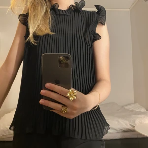 Zara blus - Svart zara blus i storlek xs, använd en gång i väldigt bra skick! Ord pris 329kr