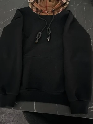 Burberry hoodie - Knappt använd! Lite skrynklig då jag lagt den i tvätten.
