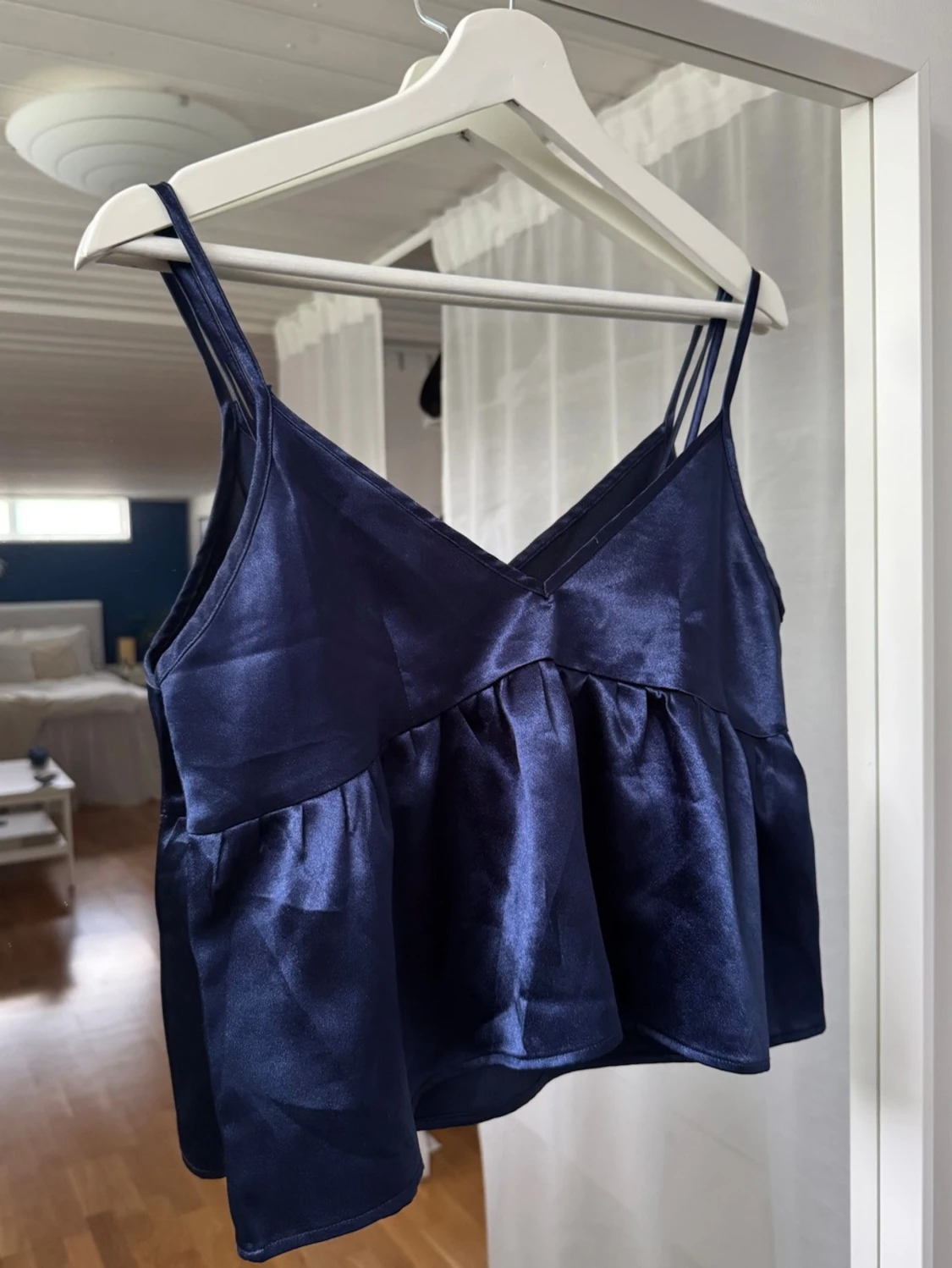 Mörkblå satin linnetopp