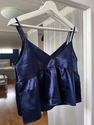 Mörkblå satin linnetopp - Söt topp som är på perfekt till fest, använd fåtal gånger. Finns ingen lapp i tröjan men skulle säga att den är en s/m😚❣️