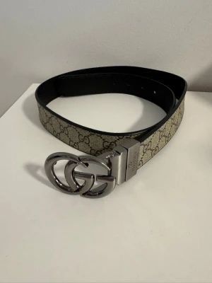  GG beige bälte med silverdetaljer - Beige bälte med silverdetaljer