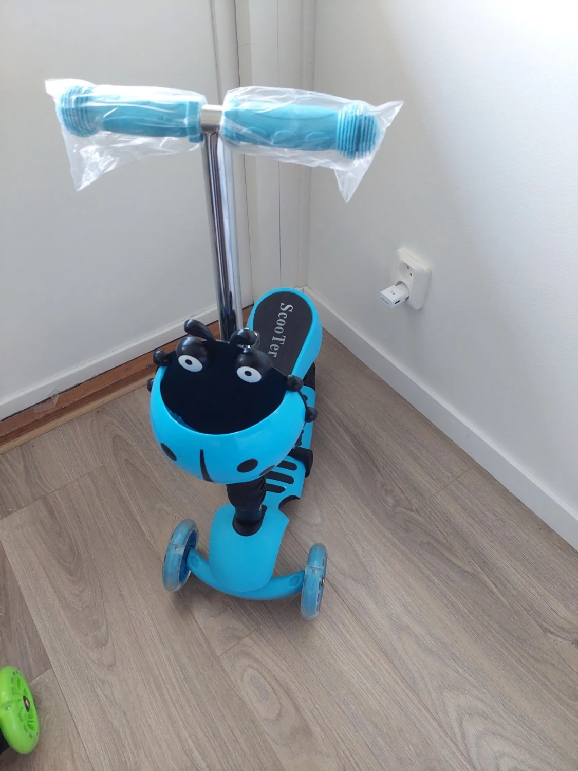 Blå sparkcykel med djurmotiv