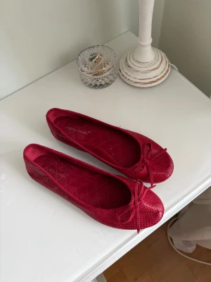 ballerinaskor - Snygga vinröda ballerinaskor från Super Mode med quiltad innersula och ormskinnsmönstrad yta. Bilden tar inte riktigt fram den djupa vinröda färgen. Storlek 38 men funkar även för 37. Har fler skor i min profil för intresserade☀️🙌