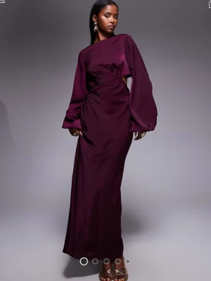 Dress - Elegant vinröd långklänning med enaxlad design och långa puffärmar. Klänningen har öppen rygg med knytband och är tillverkad i ett glansigt material som ger en lyxig känsla. Perfekt för dig som vill sticka ut med stil.