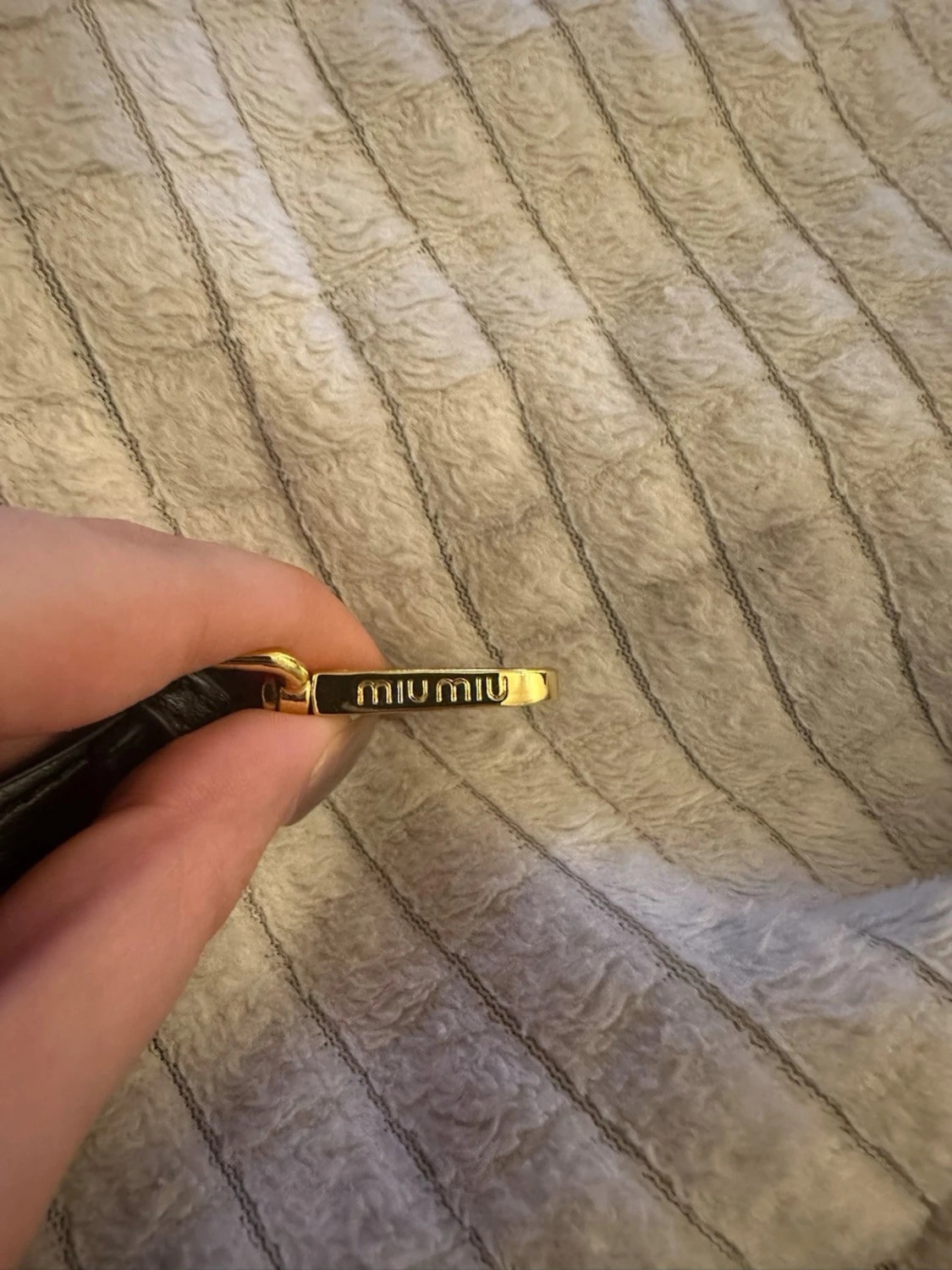 Svart quiltad handväska från Miu Miu - 4