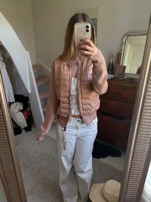Rosa moncler cardigan - Rosa moncler cardigan i mycket bra skick! Inga större tecken på användning och i storlek m men passar s/m. 