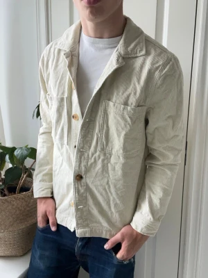 Studio total overshirt Manchester  -  Studio total overshirt Manchester, Inga defekter! Modellen i bilderna är 180 cm 75 kg och bär Storlek M , Kom med frågor! 🌟 (Kan gå ned i pris vid köp av paket 😉) 