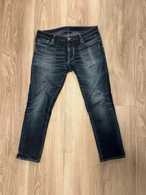 Jacob Cohen - Säljer nu mina limited edition 1øø Jacob Cohen straight/slim jeans med sjukt schyssta fades och färgade sömmar. Säljes endast pga att de inte längre passar. Storlek 34 men sitter något mindre. Hör av dig vid frågor eller för mer info! Mvh