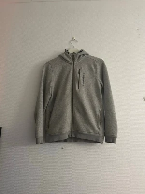 Zip hoodie från Sail racing  - En jättefin zip hoodie från Sail racing i storlek 160. I jättebra skick!!💕