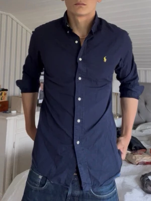 Ralph Lauren skjorta L - Snygg skjorta för sommaren från RL Storlek L. Modellen är 188 väger 78. Fråga gärna om ni undrar något!