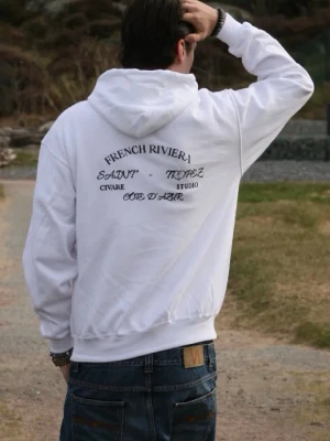 Hoodie herr - Fin vit hoodie i storlek M (true to size) knappt använd, säljes pga för liten. Stilren med tryck. Inga skador.  Skickar snabbt!